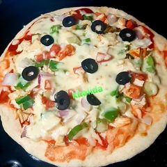 A picture of Chicken tikka pizza.
