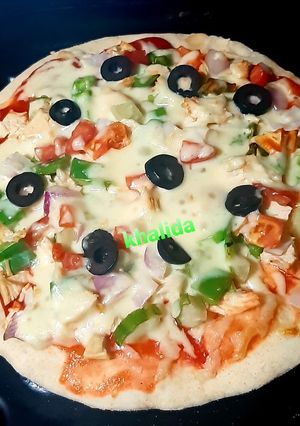 A picture of Chicken tikka pizza.