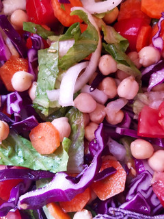 Una foto de Ensalada colorida de garbanzos