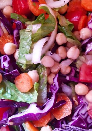 Una foto de Ensalada colorida de garbanzos
