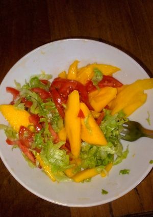 A picture of Mango, lettuce salad.