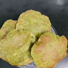 A picture of Palak puri.