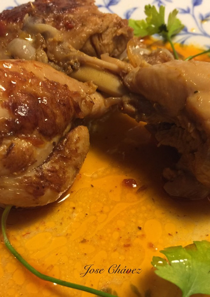 Una foto de Muslos de pollo en salsa