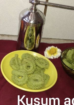 A picture of Palak chakli.