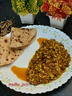 अंकुरित मोठ दाल मसाला (ankurit moth masala recipe in Hindi) रेसिपी मुख्य फोटो