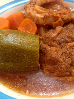 Una foto de Codillo de puerco con verdura