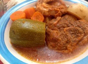Una foto de Codillo de puerco con verdura