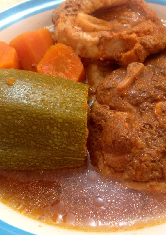 Una foto de Codillo de puerco con verdura