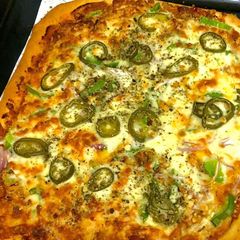 A picture of Chicken Tikka Pizza 🍕.