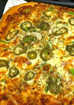 A picture of Chicken Tikka Pizza 🍕.