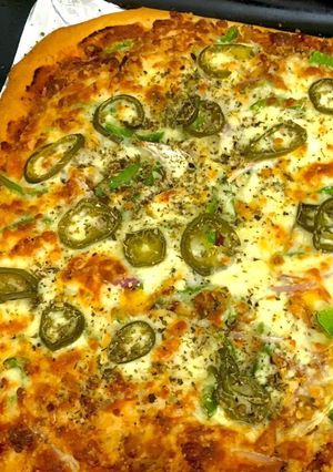 A picture of Chicken Tikka Pizza 🍕.