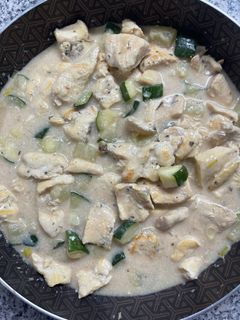 Una foto de Pollo con calabacín y salsa blanca