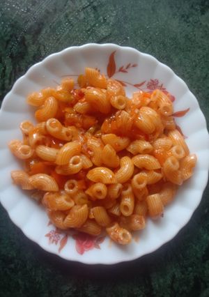 A picture of Schezwan pasta (macaroni).
