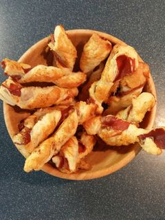 Una foto de Bastones de hojaldre con jamón