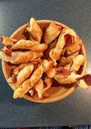 Foto principal de Bastones de hojaldre con jamón