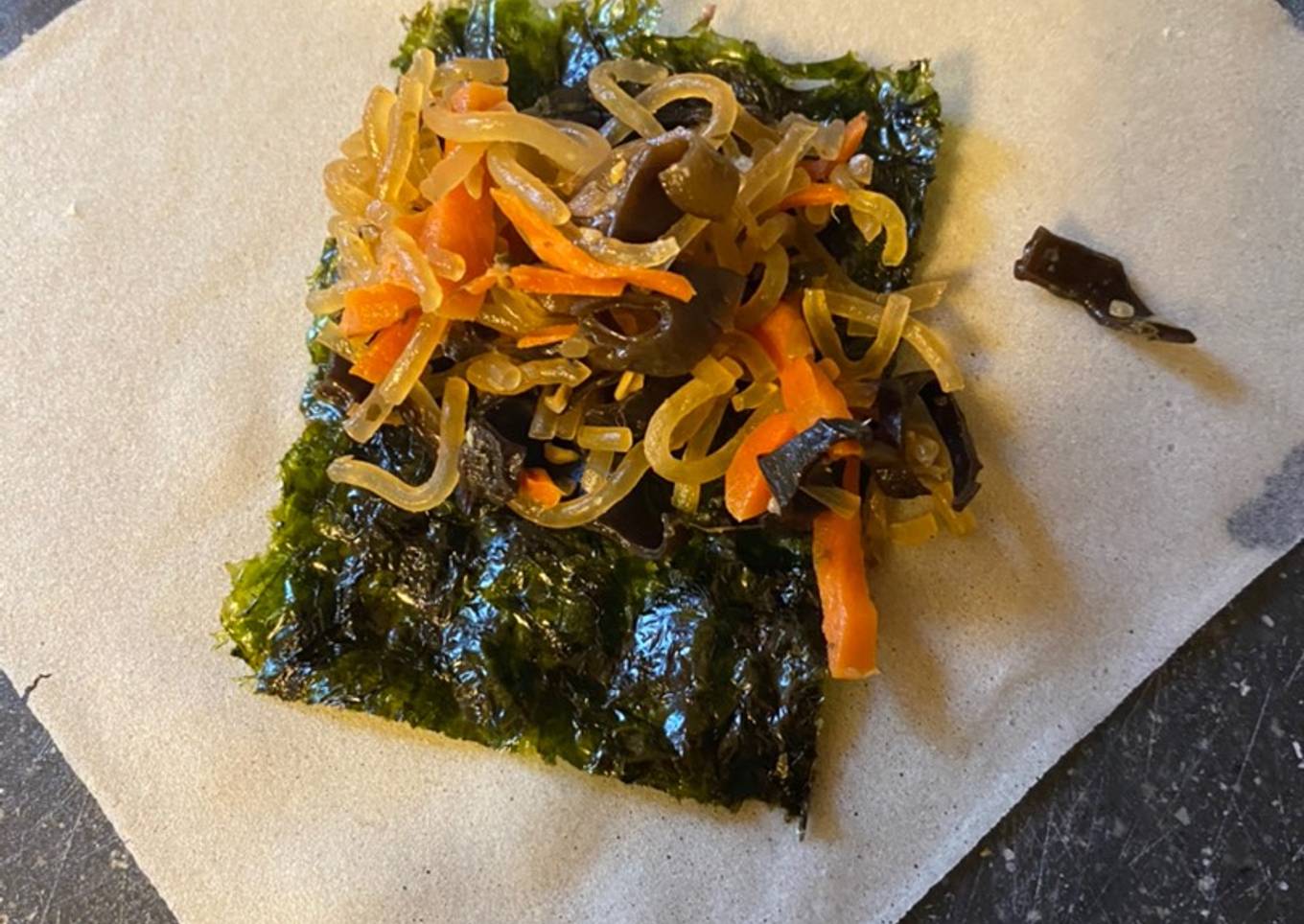 Lumpia goreng isi seaweed dan japchae