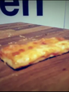 Una foto de Pizza casera de jamón dulce y queso