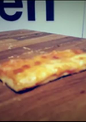 Una foto de Pizza casera de jamón dulce y queso