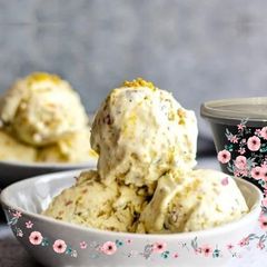 A picture of Vanilla pistachios ice cream.