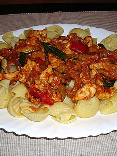 Una foto de Caracoles pasta con pechuga de pollo en salsa de tomate