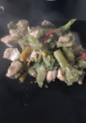 Una foto de Pollo en base a soya con verduras