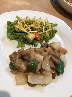 Una foto de Pollo y lomo con champiñones 👩🏻‍🍳✨