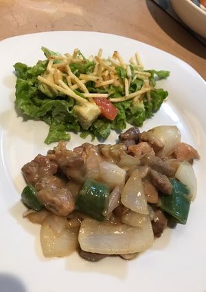 Una foto de Pollo y lomo con champiñones 👩🏻🍳✨