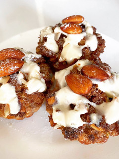 Una foto de Muffins de falsa manzana con miga