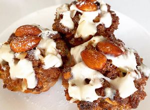 Una foto de Muffins de falsa manzana con miga