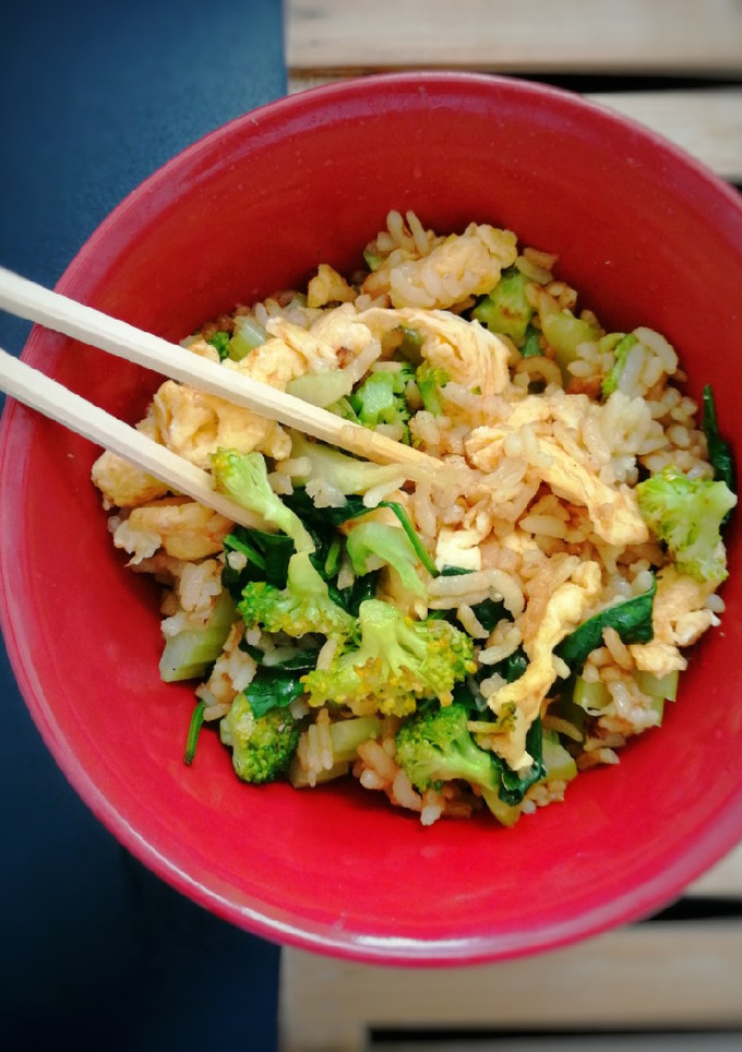 Una foto de Esto no es un arroz chino, pero parece 🍚🥦🍳