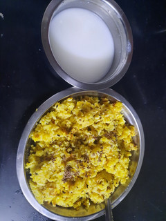 मूग डाळ मऊ खिचडी आणि ताक रेसिपी चे मुख्य फोटो