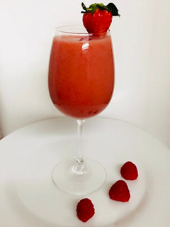 Una foto de Jugo de fresas con jugo de naranja miel!!