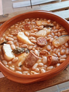 Una foto de Alubias con bacalao y chorizo