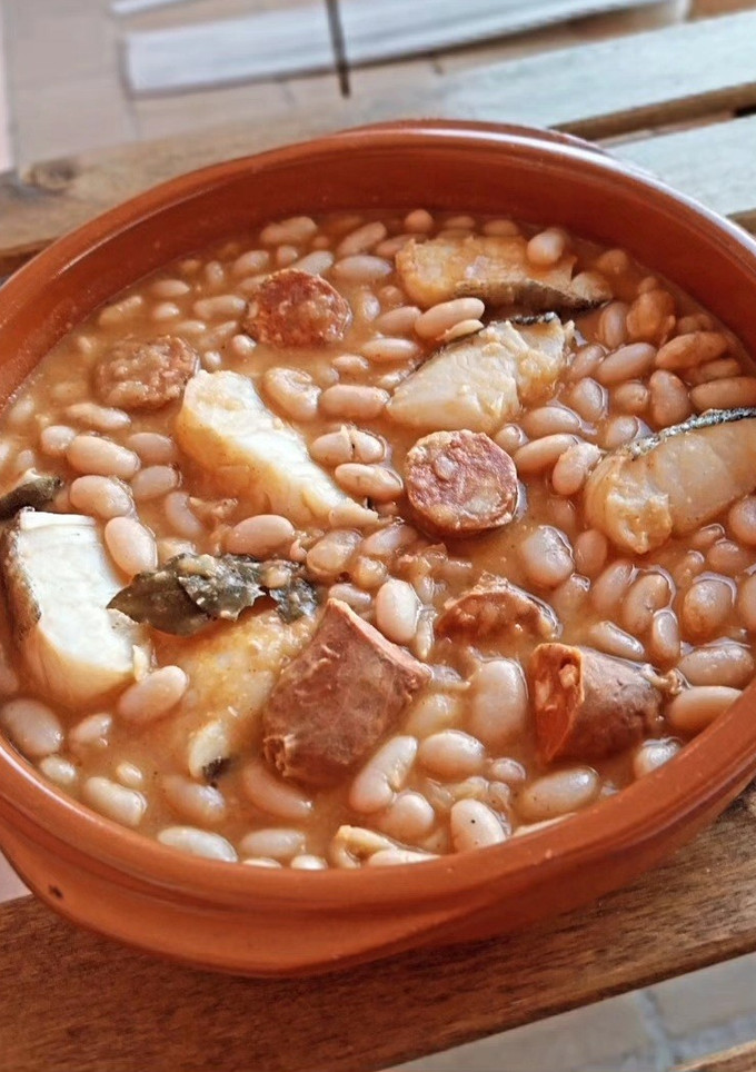 Una foto de Alubias con bacalao y chorizo