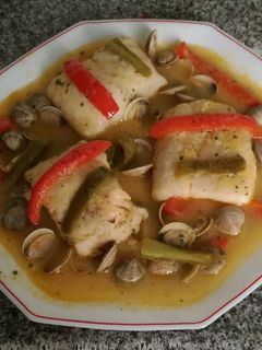 Una foto de Merluza con almejas y gambas