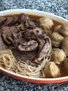 รูปของ ก๋วยเตี๋ยวเนื้อและลิ้นตุ๋น