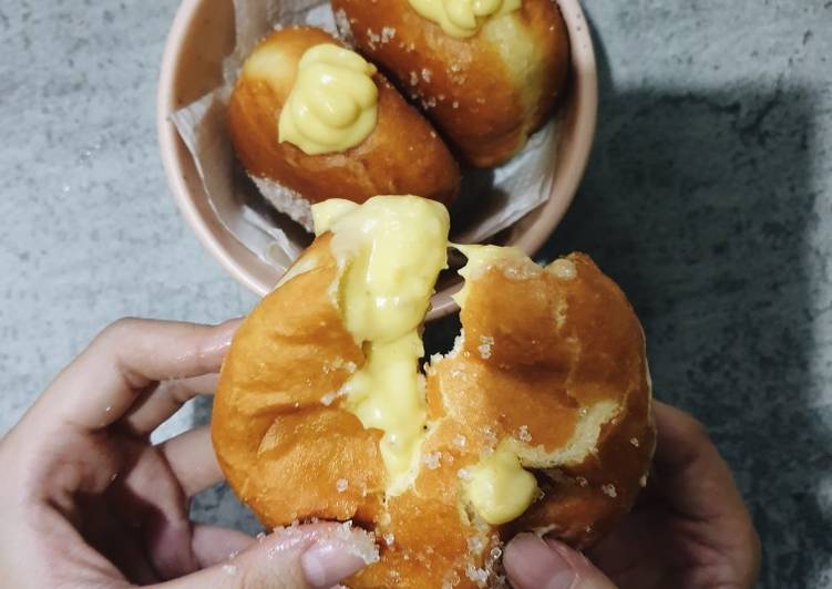 Vanilla custard cream donuts