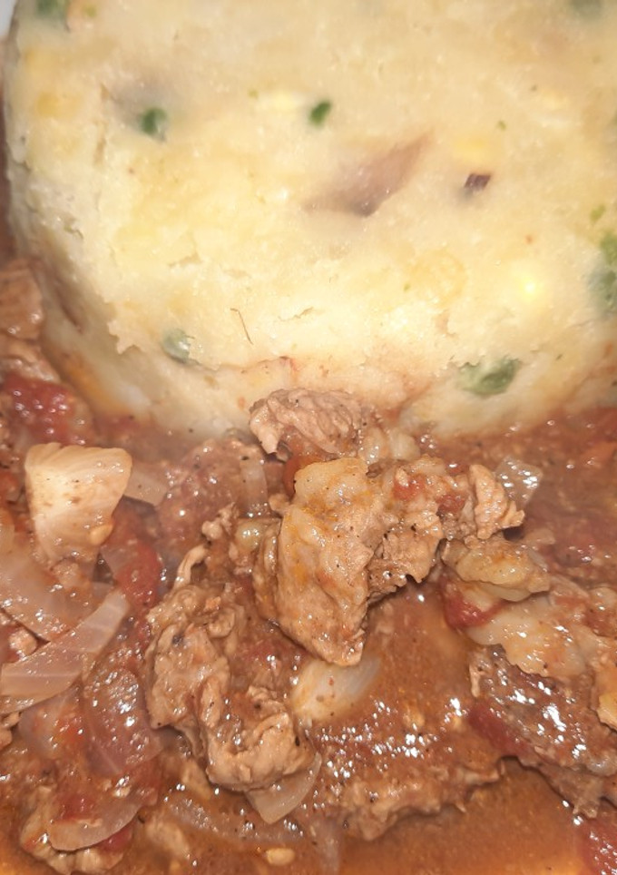 A picture of Mokimo/mashed potatoes.