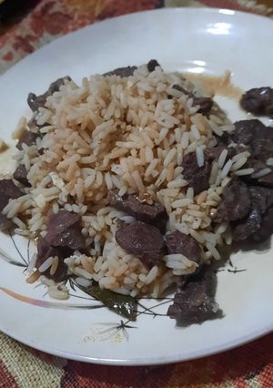 Una foto de Carne al ajillo con vino tinto y arroz