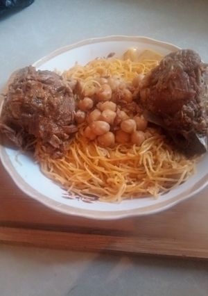 صورة لوصفة رشتة بصوص حمراء بكرومة الخروف
