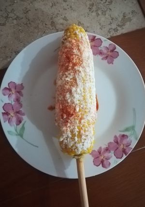 Una foto de Elote con queso mayonesa y chile