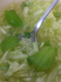 Una foto de Ensalada de pepino y albahaca con agua de mar
