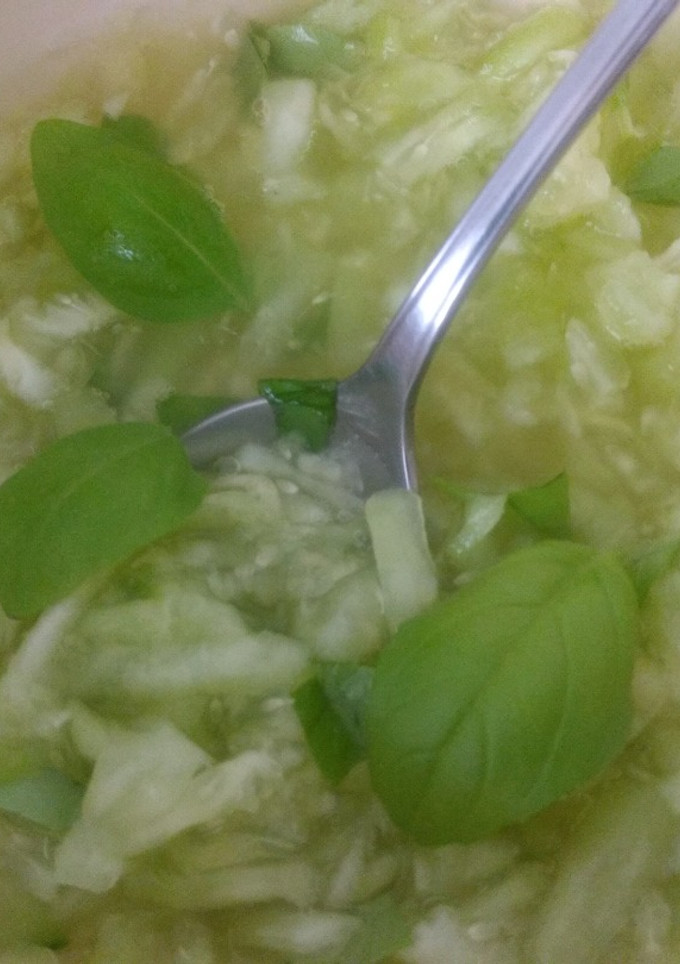 Una foto de Ensalada de pepino y albahaca con agua de mar