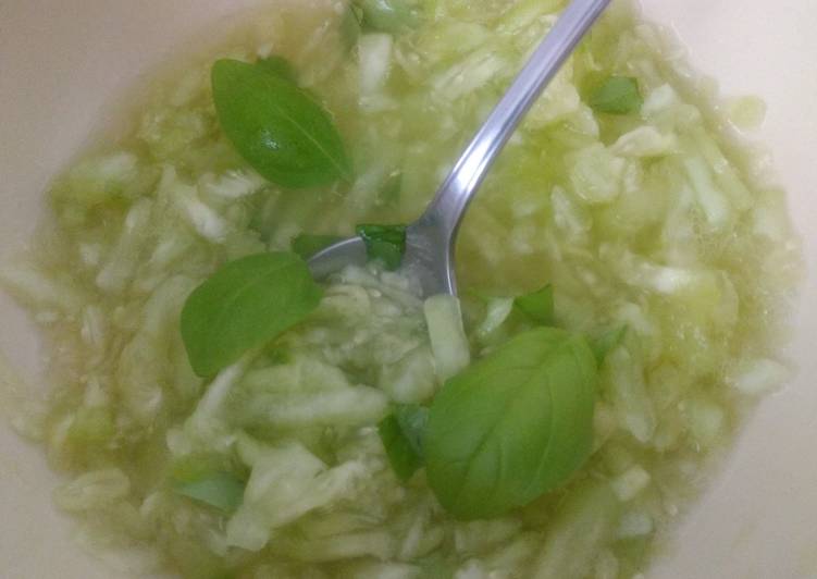 Ensalada de pepino y albahaca con agua de mar