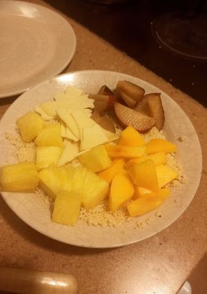Una foto de Bowl de cuscús, fruta y queso