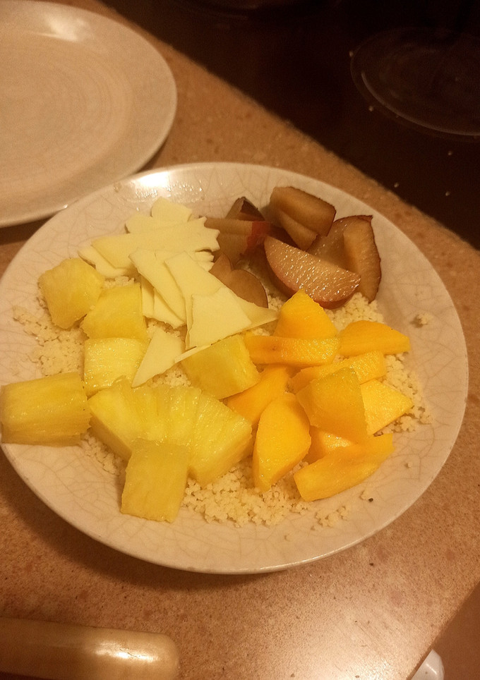 Una foto de Bowl de cuscús, fruta y queso