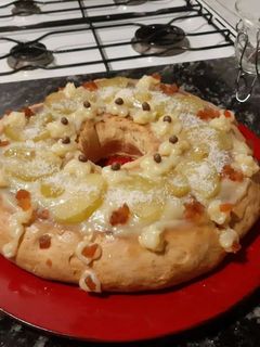 Una foto de Rosca de Pascua con crema pastelera!