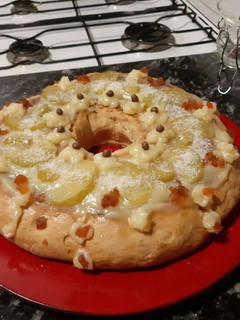 Una foto de Rosca de Pascua con crema pastelera!