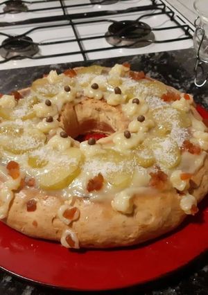 Una foto de Rosca de Pascua con crema pastelera!