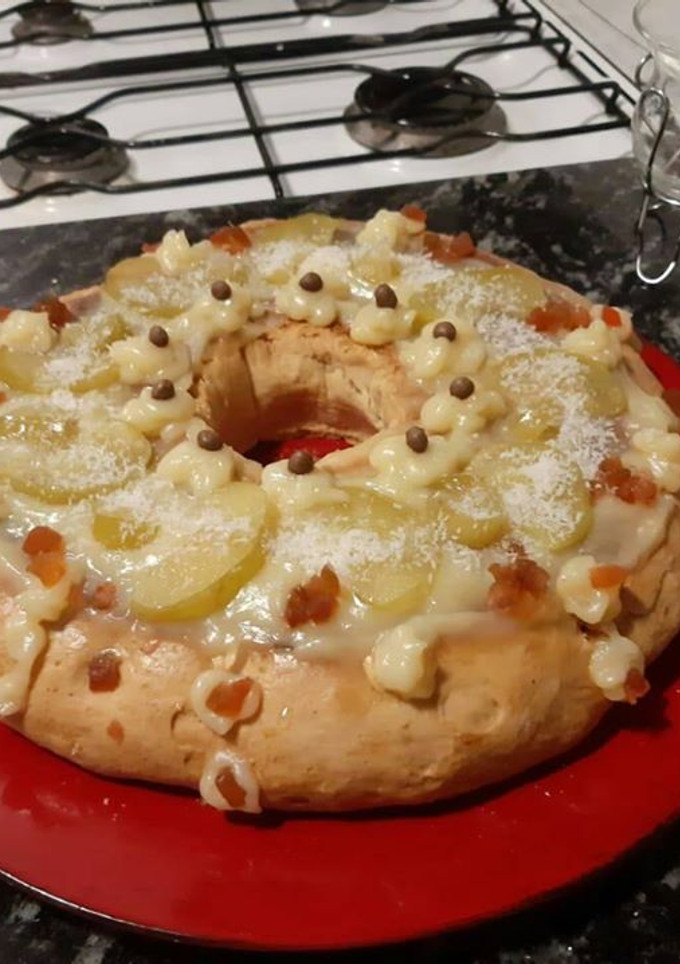Una foto de Rosca de Pascua con crema pastelera!